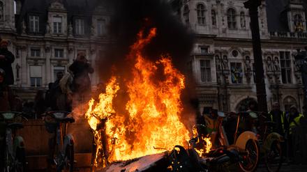 Am 14. April zünden Demonstrierende vor dem Hotel de Ville in Paris Fahrräder an.