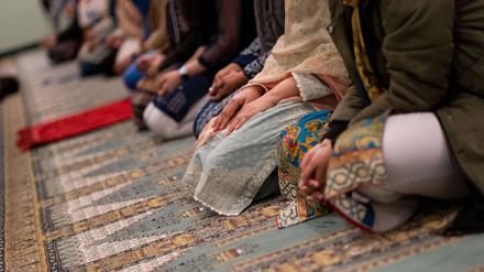 Zusammenkunft gläubiger Muslime zum Gebet und zum gemeinsamen Essen anlässlich des Festes des Fastenbrechens Eid al-Fitr am Ende des Ramadans in der Khadija-Moschee in Berlin-Pankow.