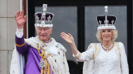 König Charles III. und Königin Camilla nach der Krönung auf dem Balkon des Buckingham Palace.