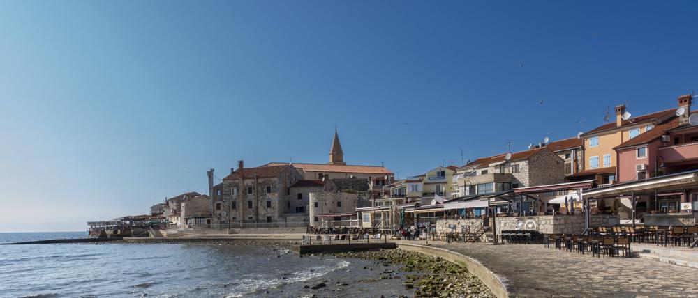 Strand und Stadtansicht von der Küstenstadt Umag Istrien in Kroatien