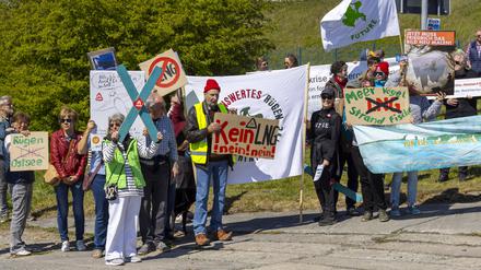 Insgesamt 82 Demonstranten protestieren gegen den Besuch von Robert Habeck auf Rügen.