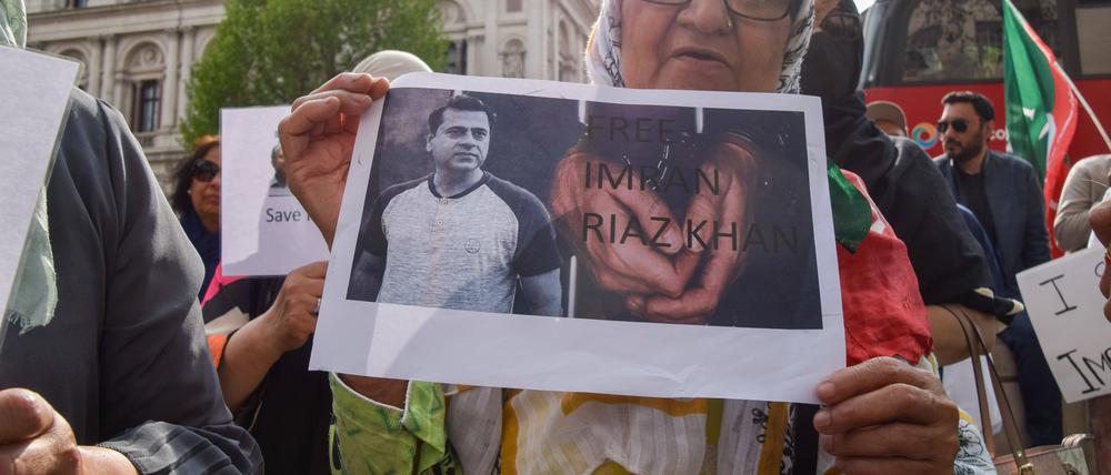 Protestierende in London fordern die Freilassung von Imran Riaz Khan. 