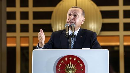Recep Tayyip Erdoğan spricht nach seinem Wahlsieg zu seinen Anhängern.