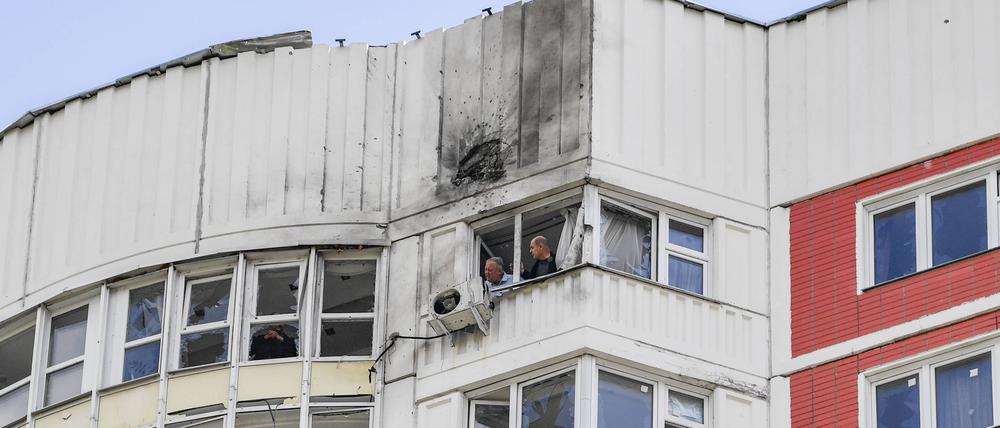 Dieses am 30. Mai 2023 aufgenommene Foto zeigt ein beschädigtes Gebäude am Ort eines Drohnenangriffs in Moskau, Russland.