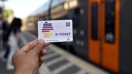 Mit dem Deutschland-Ticket D-Ticket können Kunden der Deutschen Bahn seit dem 1. Mai 2023 für nur 49 Euro pro Monat in allen Verkehrsmitteln des öffentlichen Nahverkehrs reisen. Das Deutschlandticket gilt als der Nachfolger des 9-Euro-Tickets, das im Sommer 2022 die Bürgerinnen und Bürger finanziell entlasten sollte.