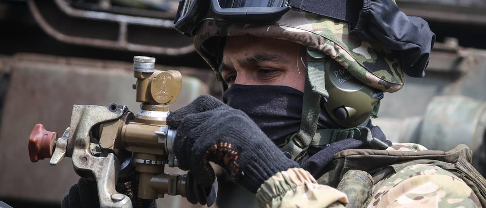 Ein Soldat des zentralen Militärbezirks der russischen Armee neben einem Mörser.