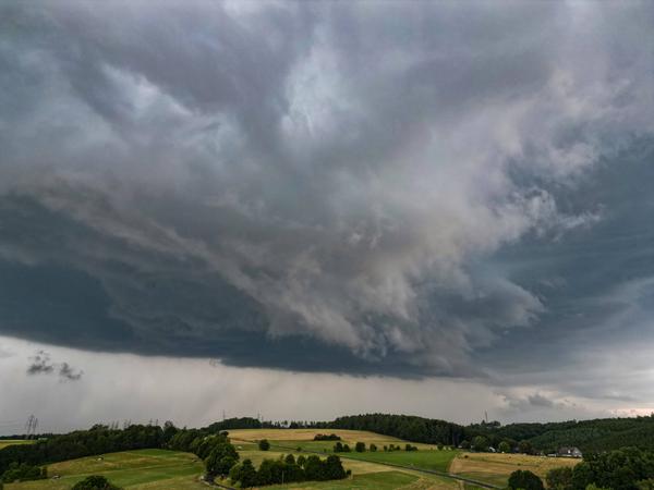 Es braut sich was zusammen. In Siegen-Oberschelden ziehen am 22. Juni 2023 dunkle Gewitterwolken über den Himmel.