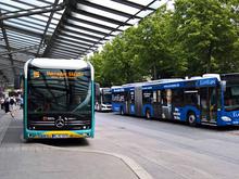 Busfahrer kollabiert in Lübeck : Fahrgast greift ein und verhindert Zusammenstoß mit Rollstuhlfahrer