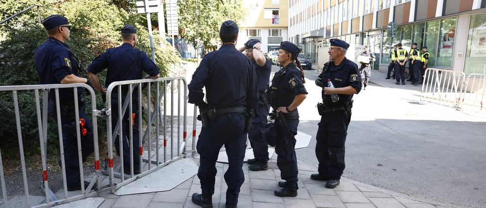 Polizisten sichern das Gelände vor der Moschee in Stockholm.