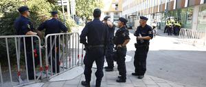 Polizisten sichern das Gelände vor der Moschee in Stockholm.