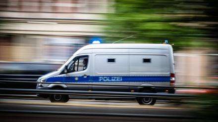 Fahrzeug der Berliner Polizei mit Blaulicht unterwegs in Berlin. (Symbolfoto)