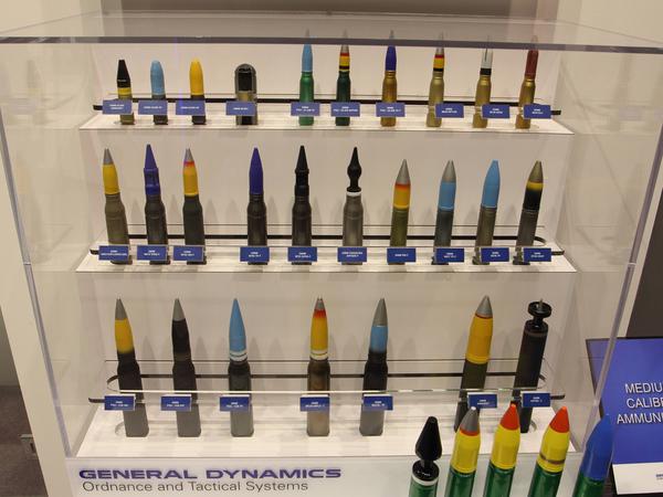 Mit Uran angereicherte Munition ist giftig. Hier wurde Uranmunition auf der Rüstungsmesse IDEX 2015 in Abu Dhabi ausgestellt.