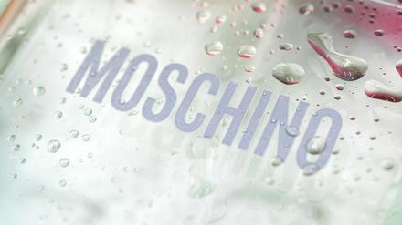 Das Logo von Moschino auf einer Parfumflasche (Archivfoto),