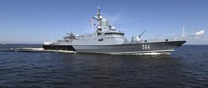 Die russische Korvette „Odintsovo“ der Karakurt-Klasse segelt während der Parade zum Tag der russischen Marine am 30. Juli 2023 im Finnischen Meerbusen.