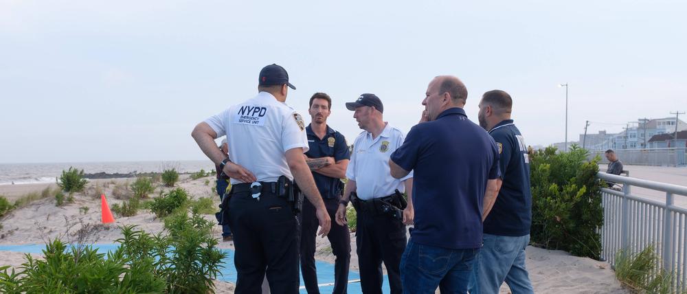 Die Polizei sperrt den Stadtstrand von New York nach einem Haiangriff ab. 