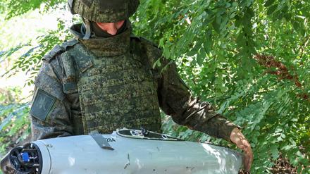 Ein russischer Soldat hält in Saporischschja einen Teil einer Drohne (Archivbild).
