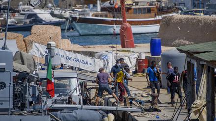 Diese Flüchtenden haben das Mittelmeer schon überquert und kommen im Hafen von Lampedusa an. 