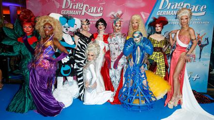 Der Cast der ersten deutschen Staffel von „Drag Race“, an der Drag Queens aus dem deutschsprachigen Raum teilnehmen. 