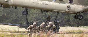 Die USA haben angesichts der Eskalation des Nahost-Konflikts 2000 Soldaten in Alarmbereitschaft versetzt.