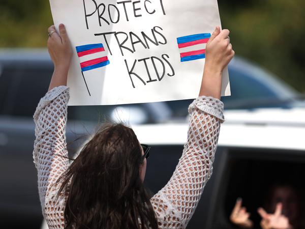 Besonders in einigen US-Bundesstaaten stehen die Rechte von trans Kindern und Jugendlichen unter Beschuss.