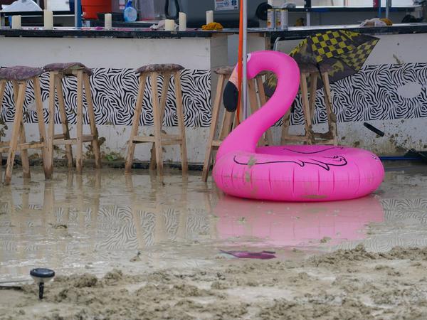 Kundenparkplatz direkt vor der Bar: Auch Flamingo-Schwimmreifen kamen beim diesjährigen Burning-Man-Festival zum Einsatz.