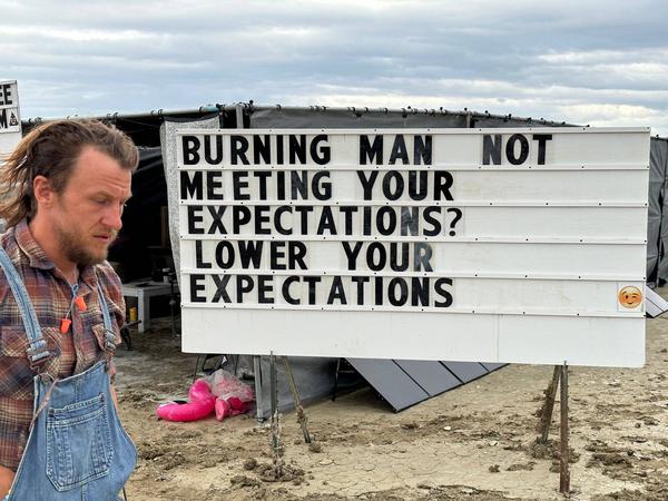 „Erfüllt der Burning Man nicht deine Erwartungen? Dann senke deine Erwartungen“, rät ein Schild auf dem Festival-Gelände.