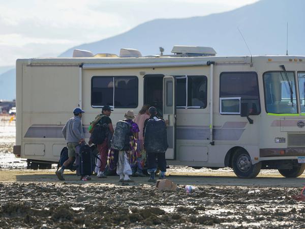 Ein Wohnmobil ignorierte am Sonntag das Fahrverbot und sammelte Festival-Teilnehmer für die Abreise ein.