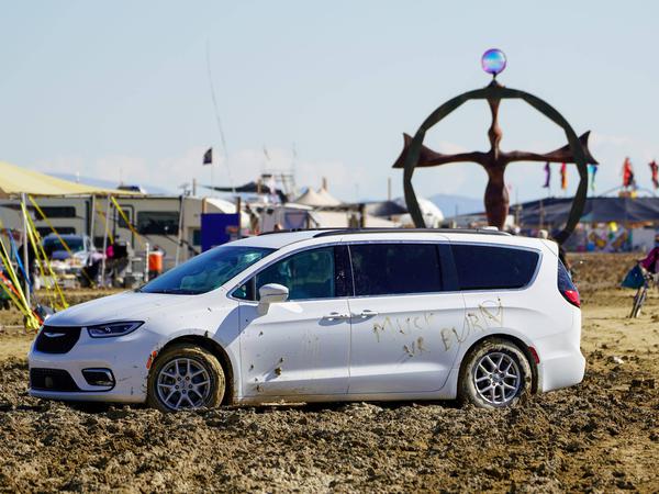 Ein festgefahrener Minivan auf dem Burning-Man-Festival.