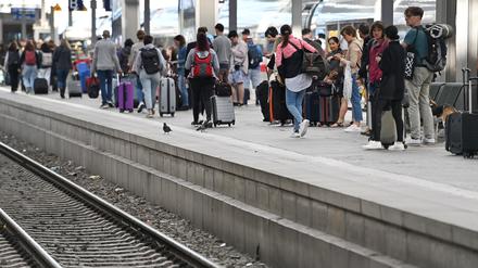 Bahnreisende am Hauptbahnhof in München am 04.10.2023.