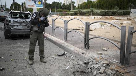 Ein israelischer Soldat an der Stelle eines Raketeneinschlags in Aschkelon.