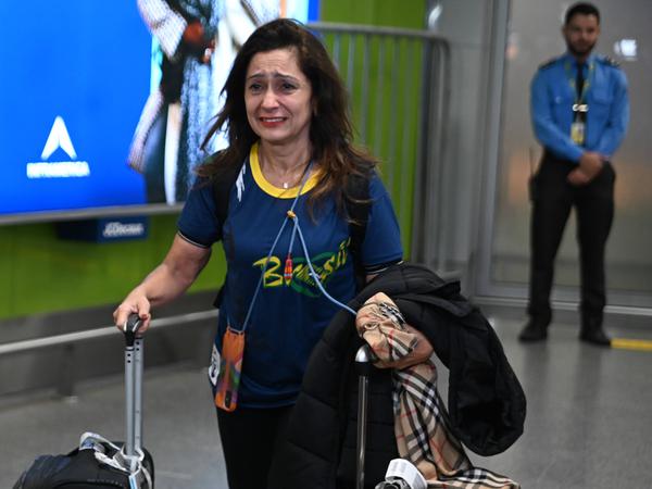 Los ciudadanos brasileños son recibidos por sus familiares en el aeropuerto de Brasilia el 11 de octubre de 2023.  La gente llegó en avión desde Israel. 