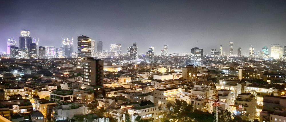 Die nächtliche Skyline von Tel Aviv.