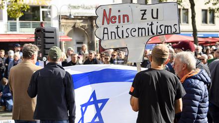 Teilnehmer einer pro-israelischen Demonstration protestieren für Solidarität mit Israel in Köln.
