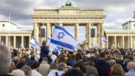 Israelische Flagge auf der Kundgebung am Brandenburger Tor am 22. Oktober 2023. 