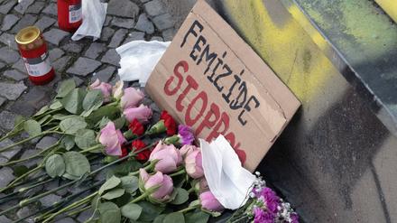 Blumen wurden in Berlin für ein Opfer eines Femizids niedergelegt.