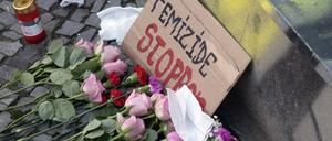Blumen wurden in Berlin für ein Opfer eines Femizids niedergelegt.