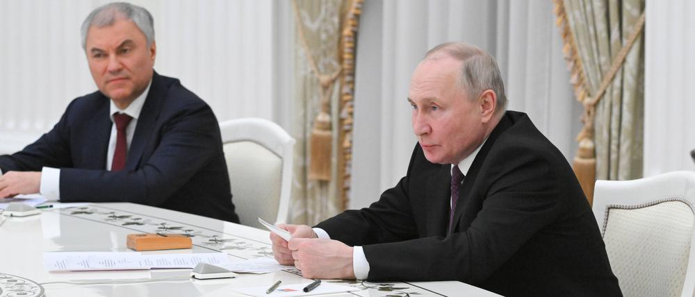 Der Sprecher der russischen Staatsduma Wjatscheslaw Wolodin und Wladimir Putin im Moskauer Kreml.
