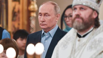 Der russische Präsident Wladimir Putin bei einer Weihnachtsliturgie in der Kirche in der Staatsresidenz Nowo-Ogariowo.