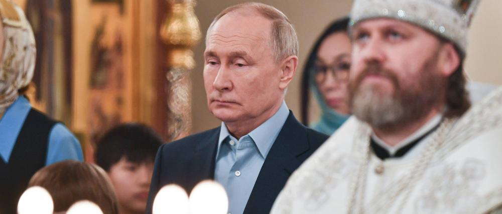 Der russische Präsident Wladimir Putin bei einer Weihnachtsliturgie in der Kirche in der Staatsresidenz Nowo-Ogariowo.