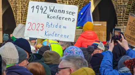 Tausende protestieren am 20. Januar 2024 in Lübeck gegen AfD und Rechtsextremismus.