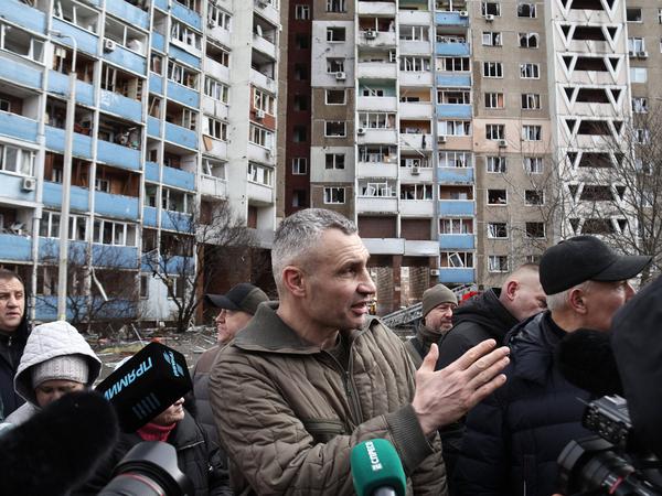 Kiews Bürgermeister Vitali Klitschko macht sich ein Bild von der Zerstörung bei einem von Raketenbeschuss getroffenen Hochhaus.