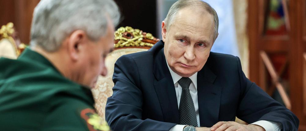 Russlands Präsident Wladimir Putin (r.) hat seinen Verteidigungsminister entlassen.
