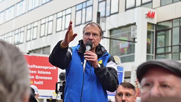 Michael Stürzenberger. Der ehemalige Sprecher der Münchener CSU und islamfeindliche Aktivist Michael Stürzenberger bei einer Kundgebung in Frankfurt am Main. 