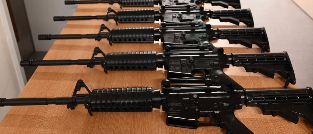 Die 40 halbautomatischen Schusswaffen ähneln optisch dem vollautomatischen Sturmgewehr M16 Colt AR 15.