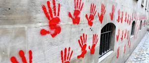 Mit roter Farbe beschmiertes Holocaust-Mahnmal in Paris.