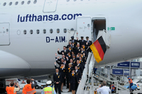 Winke, Winke! Auch eine Deutschland-Fahne hatte die Lufthansa im Gepäck.