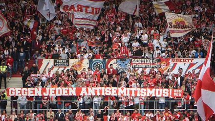 Immer wieder gibt es im Fußball antisemitische Vorfälle. Deshalb machen sich viele Fans wie hier in der Bundesliga dagegen stark.