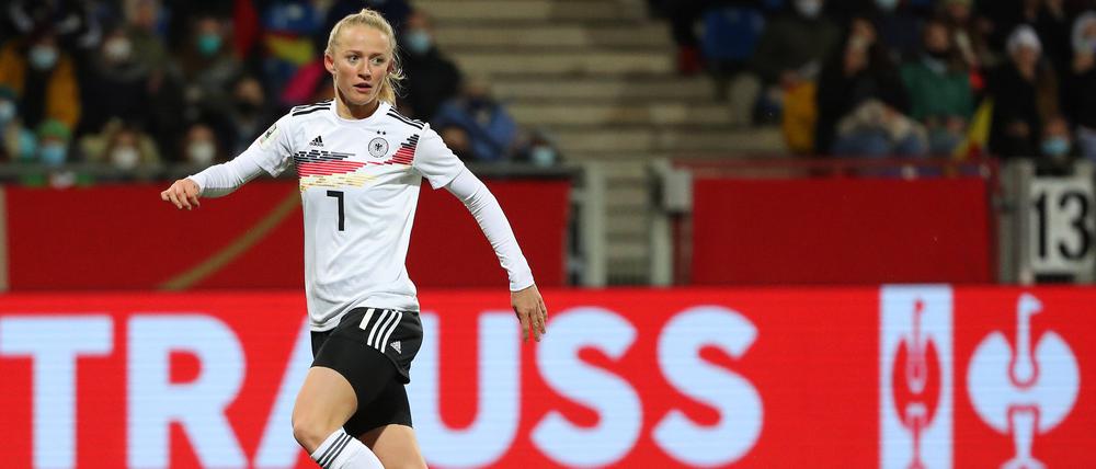 Lea Schüller (24) steht seit 2020 beim FC Bayern München unter Vertrag und ist außerdem deutsche Nationalspielerin.