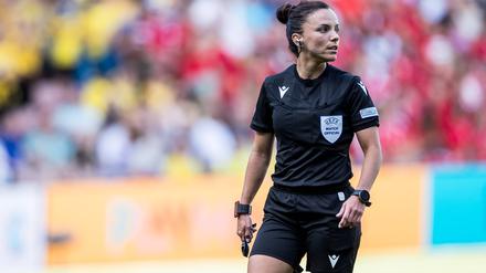 Marta Huerta De Aza pfiff unter anderem das Eröffnungsspiel bei der EM in England.