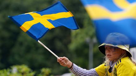 Junge Schwedin mit Flagge. 